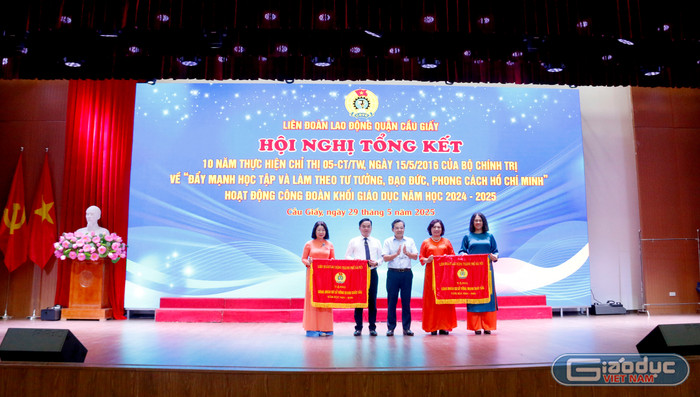 Liên đoàn Lao động thành phố Hà Nội tặng Cờ thi đua xuất sắc cho 02 tập thể. gdvn-anh-co.jpg