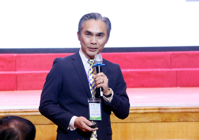 Phó Giáo sư, Tiến sĩ Nguyễn Đắc Khoa - Đại học Cần Thơ trình bày báo cáo. Phó Giáo sư, Tiến sĩ Nguyễn Đắc Khoa - Đại học Cần Thơ trình bày báo cáo.