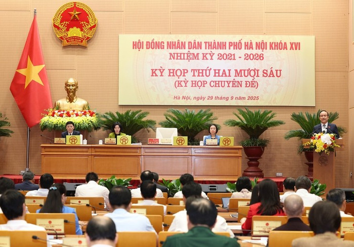 Chủ tịch Hội đồng nhân dân thành phố Nguyễn Ngọc Tuấn đề nghị các vị đại biểu Hội đồng nhân dân thành phố tập trung nghiên cứu, tham gia thảo luận, đóng góp nhiều ý kiến và quyết nghị các nội dung để các Nghị quyết sớm được triển khai, đi vào cuộc sống. Ảnh: hanoi.gov.vn. hail9290-1759110727646915971189.jpg
