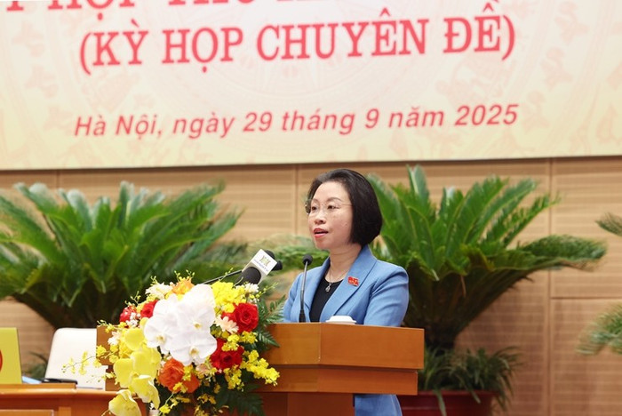 Phó Chủ tịch Hội đồng nhân dân thành phố Phạm Thị Thanh Mai thông qua nội dung, chương trình kỳ họp. Ảnh: hanoi.gov.vn. hail9271-17591109222632022024995.jpg