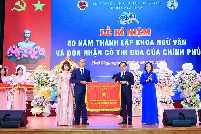 Ông Phan Văn Hùng - Phó Trưởng ban Thi đua - Khen thưởng Trung ương trao Cờ thi đua của Chính phủ cho khoa Ngữ văn - Trường Đại học Sư phạm Hà Nội 2. Ảnh: NTCC. Ông Phan Văn Hùng - Phó Trưởng ban Thi đua - Khen thưởng Trung ương trao Cờ thi đua của Chính phủ cho khoa Ngữ văn - Trường Đại học Sư phạm Hà Nội 2. Ảnh: NTCC.