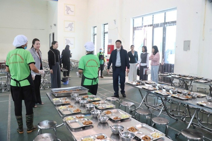Đoàn kiểm tra đột xuất bếp ăn tại Trường Tiểu học Kim Thư (xã Thanh Oai). Ảnh: hanoi.gov.vn. z715003109142743fd45f74565a80be2c6fdf6132cd115-17613058893441730840127.jpg