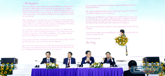Anh hùng Lao động Thái Hương và những chia sẻ đầy xúc động về “Tấm lòng người mẹ” tại Hội thảo. gdvn-tapfn-canh.jpg