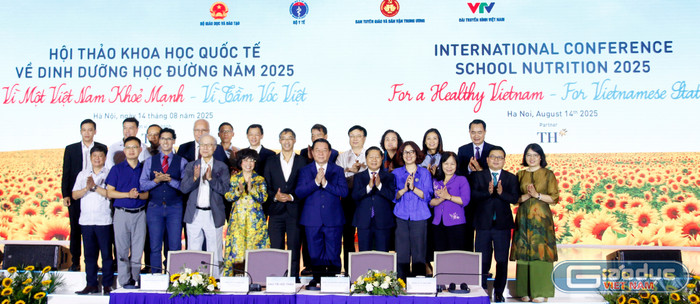 Các đại biểu lưu lại khoảnh khắc. gdvn-chup-an.jpg