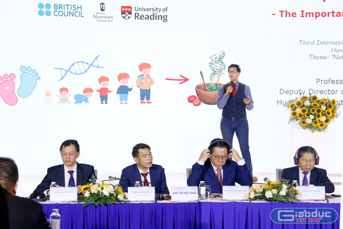Các đại biểu trình bày tham luận. gdvn-tahm-luan.jpg