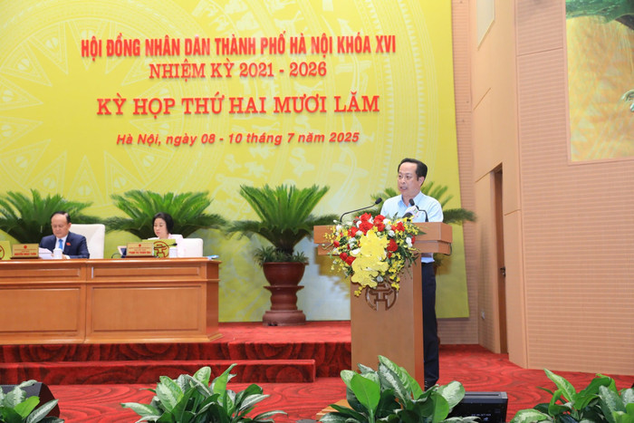 Giám đốc Sở Giáo dục và Đào tạo Hà Nội Trần Thế Cương trình bày Tờ trình về việc đề nghị ban hành nghị quyết. Ảnh: hanoimoi.vn. tran-the-cuong.jpg