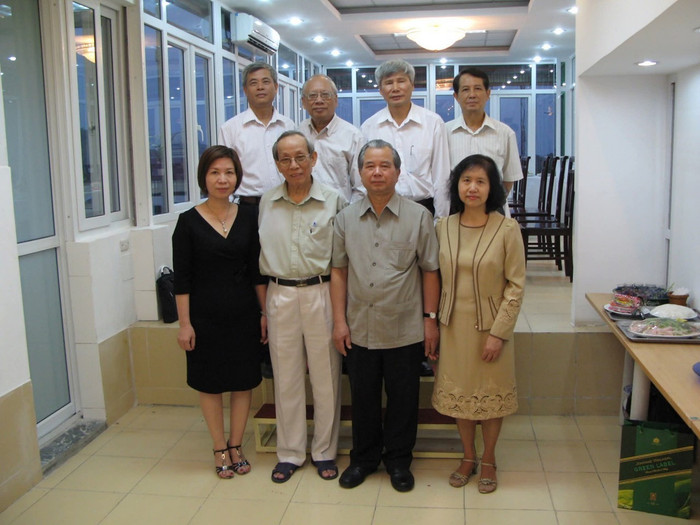 Một trong những tấm hình kỷ niệm hiếm hoi chụp cùng cố Giáo sư Trần Hồng Quân mà Tiến sĩ khoa học Phạm Đỗ Nhật Tiến còn lưu giữ. Ảnh: NVCC. anh-quan.jpg