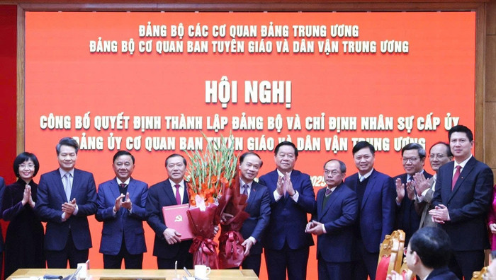 Thường trực Ban Bí thư Trần Cẩm Tú trao Quyết định; Trưởng Ban Tuyên giáo và Dân vận Trung ương Nguyễn Trọng Nghĩa tặng hoa chúc mừng Đảng bộ Cơ quan Ban Tuyên giáo và Dân vận Trung ương. Ảnh: daibieunhandan.vn. e9b7d2bbc34c77122e5d.jpg