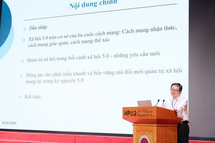 Giáo sư, Tiến sĩ Nguyễn Tuấn Anh - Tổng Biên tập Tạp chí Khoa học xã hội và Nhân văn báo cáo tại Hội thảo. Ảnh: NTCC. ct5.jpg