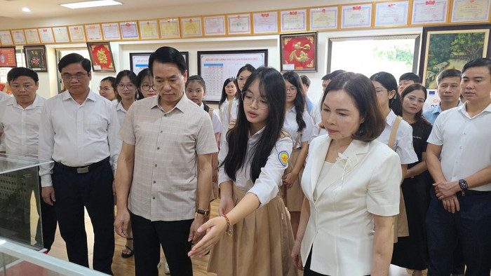 Trong khuôn khổ Hội nghị tổng kết năm học 2024-2025 và triển khai nhiệm vụ năm học 2025-2026, Đoàn công tác Sở Giáo dục và Đào tạo tỉnh Lào Cai thăm một số cơ sở giáo dục trên địa bàn. Ảnh: Sở Giáo dục và Đào tạo cung cấp. gd-chung-4.jpg