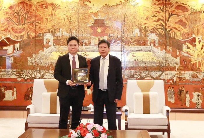 Phó Chủ tịch Thường trực Ủy ban nhân dân thành phố Hà Nội Dương Đức Tuấn trao quà lưu niệm tặng Phó Chủ tịch Hội đồng quản trị Tống Hiệp Bằng. Ảnh: hanoi.gov.vn.