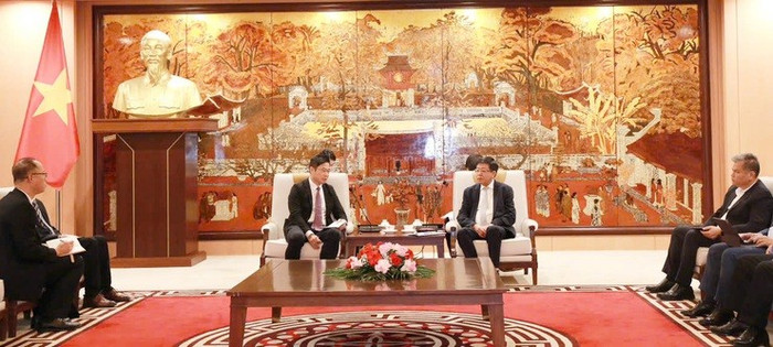 Quang cảnh buổi tiếp và làm việc với đại diện Công ty HH đầu máy toa xe Đại Liên (Trung Quốc). Ảnh: hanoi.gov.vn.