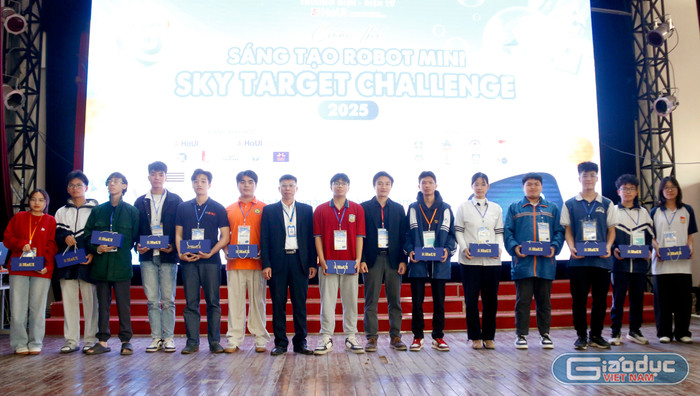 Trao quà lưu niệm cho đại diện các trường tham dự chung kết cuộc thi.