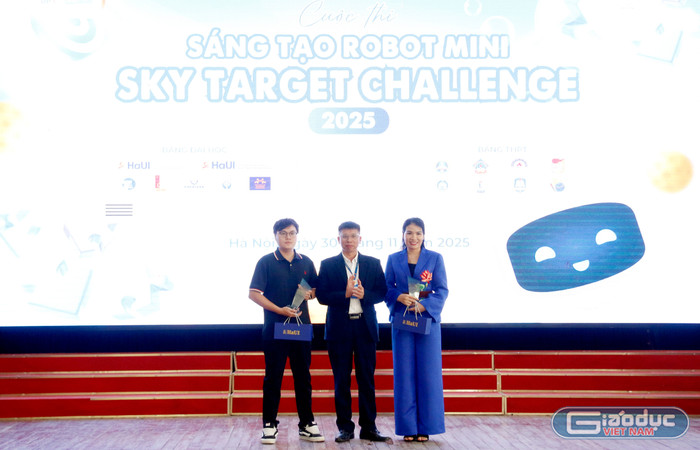 Trao quà lưu niệm cảm ơn đơn vị đồng hành.