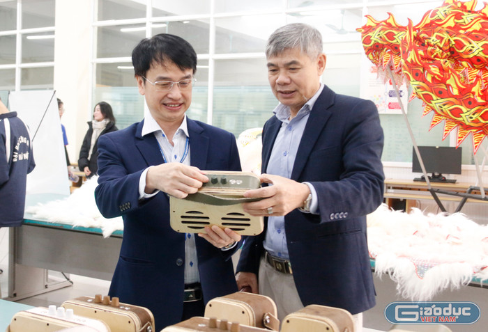 Đại biểu khám phá, trải nghiệm các sản phẩm tại gian trưng bày.