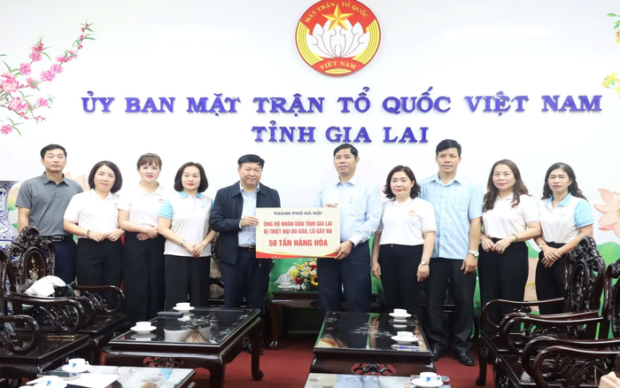 Đoàn công tác Ủy ban Mặt trận Tổ quốc Việt Nam trao 50 tấn hàng của thành phố tặng nhân dân tỉnh Gia Lai. Ảnh: hanoi.gov.vn.