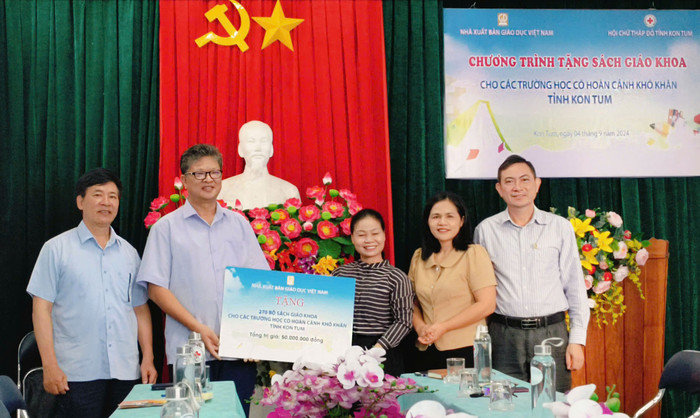 Nhà xuất bản Giáo dục Việt Nam trao tặng sách cho các trường học có hoàn cảnh khó khăn tỉnh Kon Tum. Ảnh: NXBGDVN. anh-kon-tum1.jpg