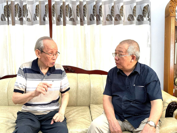 Giáo sư Trần Văn Nhung (bên phải) thăm nguyên Bộ trưởng Trần Hồng Quân và gia đình tại tư gia ở thành phố Hồ Chí Minh (ngày 20/4/2023). Ảnh: NVCC. 510707186-4107384659507052-4574656692571965548-n.png