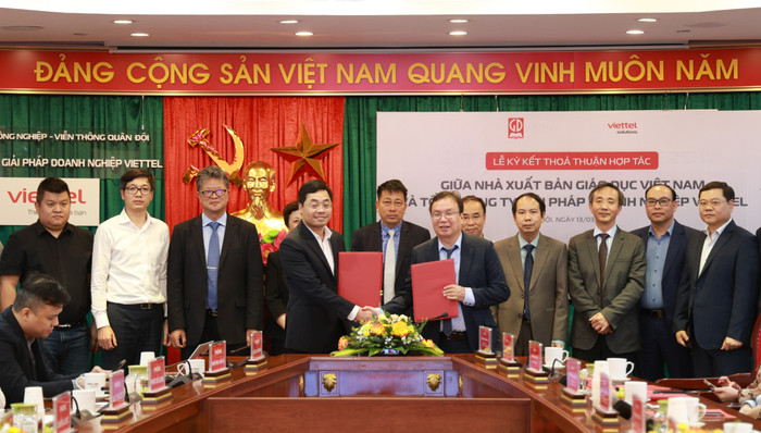 Ông Nguyễn Tiến Thanh - Chủ tịch Hội đồng thành viên, Tổng giám đốc Nhà xuất bản Giáo dục Việt Nam và ông Nguyễn Chí Thanh - Phó Tổng Giám đốc Tổng Công ty Giải pháp Doanh nghiệp Viettel trao đổi văn bản thoả thuận hợp tác giữa hai đơn vị. Ảnh: NXBGDVN. Ông Nguyễn Tiến Thanh - Chủ tịch Hội đồng thành viên, Tổng giám đốc Nhà xuất bản Giáo dục Việt Nam và ông Nguyễn Chí Thanh - Phó Tổng Giám đốc Tổng Công ty Giải pháp Doanh nghiệp Viettel trao đổi văn bản thoả thuận hợp tác giữa hai đơn vị. Ảnh: NXBGDVN.