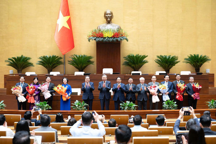 Tổng Bí thư Tô Lâm, Thủ tướng Phạm Minh Chính, Chủ tịch Quốc hội Trần Thanh Mẫn và các đồng chí lãnh đạo Đảng, Nhà nước tặng hoa chúc mừng các Phó Thủ tướng, Bộ trưởng và các Chủ nhiệm Ủy ban của Quốc hội. Ảnh: quochoi.vn. 251020251212-z7153356346417-b94b10aa9a0ca590400e27890159117f.jpg