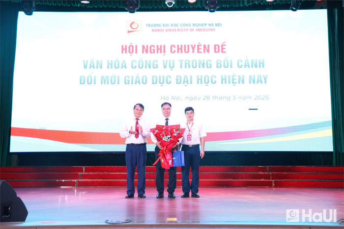 Phó Giáo sư, Tiến sĩ Lê Hồng Quân - Bí thư Đảng ủy, Chủ tịch Hội đồng trường và Tiến sĩ Nguyễn Văn Thiện - Phó Hiệu trưởng nhà trường tặng hoa Giáo sư, Tiến sĩ Nguyễn Quốc Sửu - Phó Giám đốc Học viện Hành chính và Quản trị công, Học viện Chính trị Quốc gia Hồ Chí Minh. Ảnh: NTCC. t107906.jpg