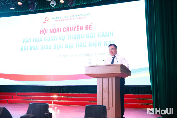 Giáo sư, Tiến sĩ Nguyễn Quốc Sửu - Phó Giám đốc Học viện Hành chính và Quản trị công, Học viện Chính trị Quốc gia Hồ Chí Minh chia sẻ tại Hội nghị chuyên đề “Văn hoá công vụ trong bối cảnh đổi mới giáo dục đại học hiện nay”. Ảnh: NTCC. t107905.jpg