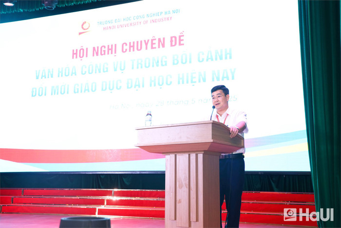 Tiến sĩ Nguyễn Văn Thiện - Phó Hiệu trưởng Trường Đại học Công nghiệp Hà Nội phát biểu tại hội nghị. Ảnh: NTCC. t107904.jpg