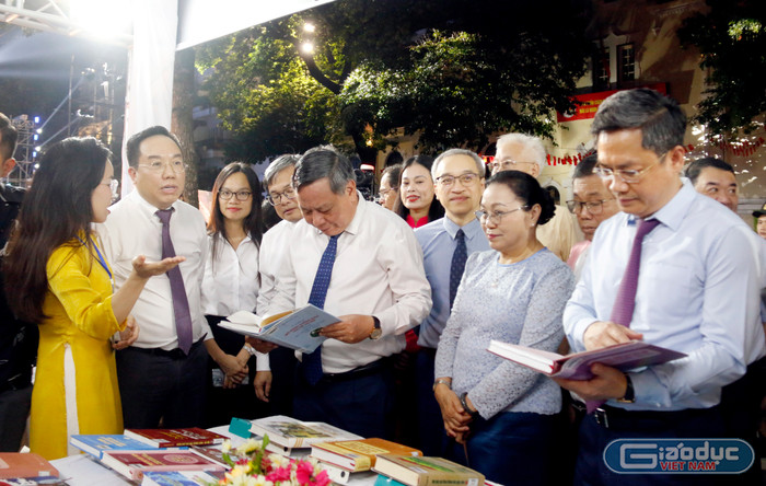 Các đại biểu tham quan từng gian trưng bày của các nhà xuất bản. gdvn-tham-quan.jpg