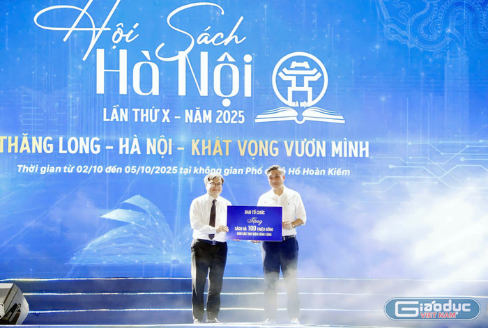Phó Chủ tịch Ủy ban nhân dân thành phố Hà Nội Trương Việt Dũng đã trao tặng sách và 100 triệu đồng phục vụ cho các thư viện công cộng trên địa bàn Thủ đô. gdvn-trao-tang-3855.jpg
