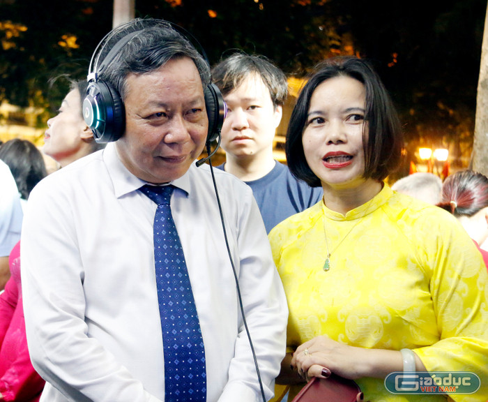 Phó Bí thư Thường trực Thành ủy Hà Nội Nguyễn Văn Phong trải nghiệm tương tác hỏi đáp với Cụ Rùa AI tại Hội Sách Hà Nội năm 2025. Phó Bí thư Thường trực Thành ủy Hà Nội Nguyễn Văn Phong trải nghiệm tương tác hỏi đáp với Cụ Rùa AI tại Hội Sách Hà Nội năm 2025.