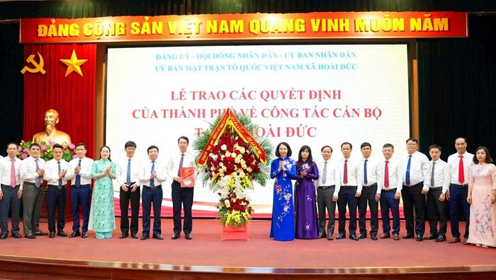 Phó Chủ tịch Ủy ban nhân dân thành phố Vũ Thu Hà trao quyết định về công tác cán bộ tại xã Hoài Đức. Ảnh: hanoi.gov.vn. pho-chu-tich-ubnd-thanh-pho-vu-thu-ha-trao-quyet-dinh-ve-cong-tac-can-bo-tai-xa-hoai-duc.jpg