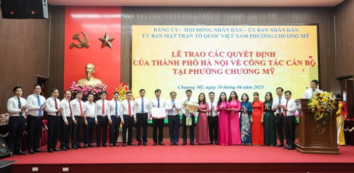 Phó Chủ tịch Ủy ban nhân dân thành phố Hà Nội Trương Việt Dũng trao các quyết định về công tác cán bộ mới đối với phường Chương Mỹ. Ảnh: hanoi.gov.vn. pho-chu-tich-ubnd-thanh-pho-ha-noi-truong-viet-dung-trao-cac-quyet-dinh-ve-cong-tac-can-bo-moi-doi-voi-phuong-chuong-my.jpg
