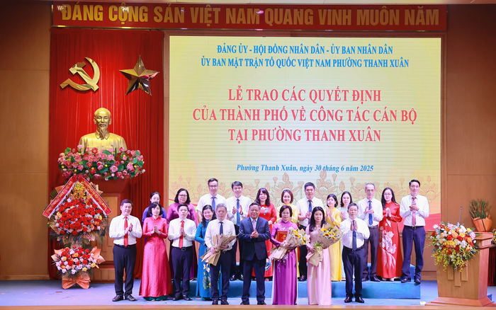 Phó Bí thư Thường trực Thành ủy Hà Nội Nguyễn Văn Phong tặng hoa chúc mừng Ban Chấp hành Đảng bộ phường Thanh Xuân. Ảnh: hanoi.gov.vn. pho-bi-thu-thuong-truc-thanh-uy-ha-noi-nguyen-van-phong-tang-hoa-chuc-mung-ban-chap-hanh-dang-bo-phuong-thanh-xuan.png