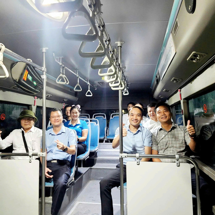 Những hành khách đầu tiên di chuyển trên tuyến buýt 20ATC. Ảnh: hanoi.gov.vn. Những hành khách đầu tiên di chuyển trên tuyến buýt 20ATC. Ảnh: hanoi.gov.vn.