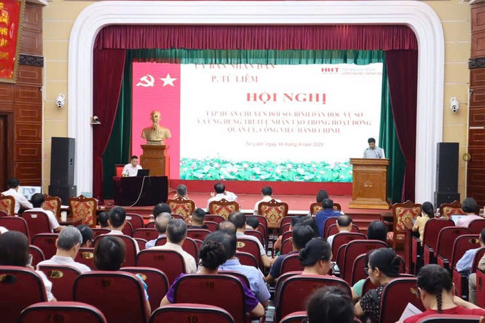Ủy ban nhân dân phường Từ Liêm tổ chức Hội nghị Tập huấn chuyển đổi số, bình dân học vụ số và ứng dụng trí tuệ nhân tạo trong hoạt động quản lý, công việc hành chính. Ảnh: UBND phường Từ Liêm cung cấp. z7024498443557-c56359a474def5fa571c5e7c385f67f6.jpg