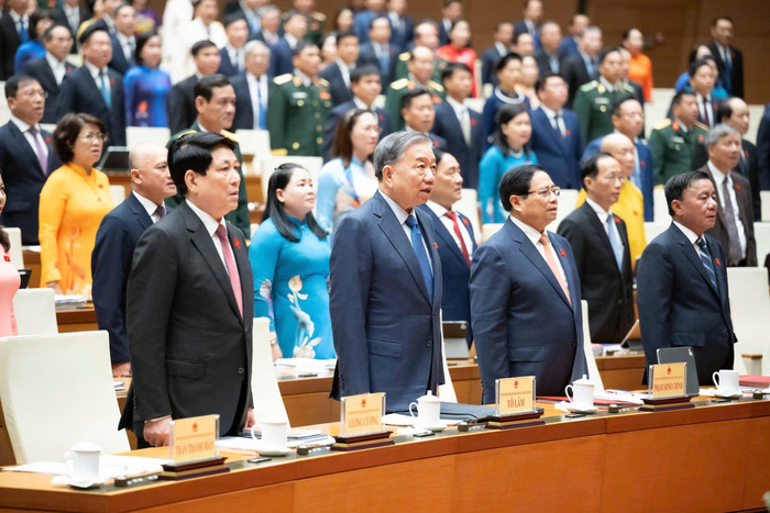 Tổng Bí thư Tô Lâm và các đại biểu thực hiện nghi thức chào cờ tại Phiên khai mạc Kỳ họp thứ 10. Ảnh: quochoi.vn. 202510200921455872-z7135103317037-e87e6c3843b7ca6c9484a31a29ee8af4.jpg