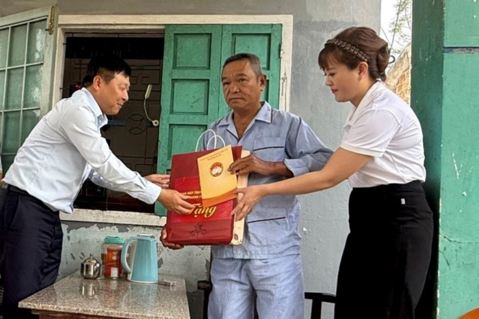 Đoàn công tác Ủy ban Mặt trận Tổ quốc Việt Nam thành phố Hà Nội thăm gia đình chính sách trên địa bàn tỉnh Gia Lai. Ảnh: hanoi.gov.vn.