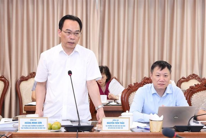 Thứ trưởng Hoàng Minh Sơn trao đổi tại buổi làm việc. Ảnh: moet.gov.vn. img5857.jpg