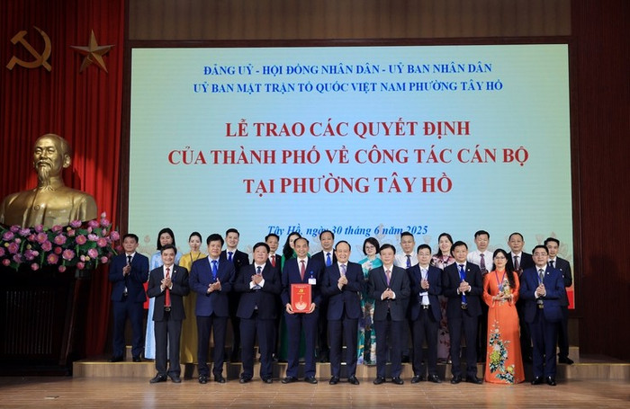 Chủ tịch Hội đồng nhân dân thành phố Nguyễn Ngọc Tuấn trao quyết định về công tác cán bộ tại phường Tây Hồ. Ảnh: hanoi.gov.vn. chu-tich-hdnd-thanh-pho-nguyen-ngoc-tuan-trao-quyet-dinh-ve-cong-tac-can-bo-tai-phuong-tay-ho.jpg