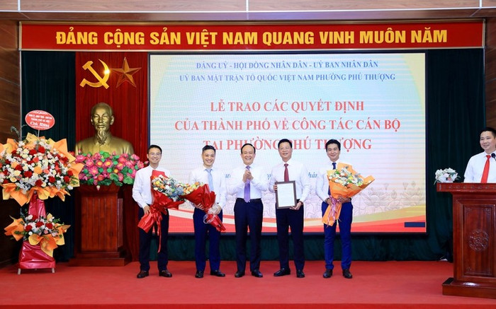 Chủ tịch Hội đồng nhân dân thành phố Nguyễn Ngọc Tuấn trao quyết định về công tác cán bộ tại phường Phú Thượng. Ảnh: hanoi.gov.vn. chu-tich-hdnd-thanh-pho-nguyen-ngoc-tuan-trao-quyet-dinh-ve-cong-tac-can-bo-tai-phuong-phu-thuong.jpg