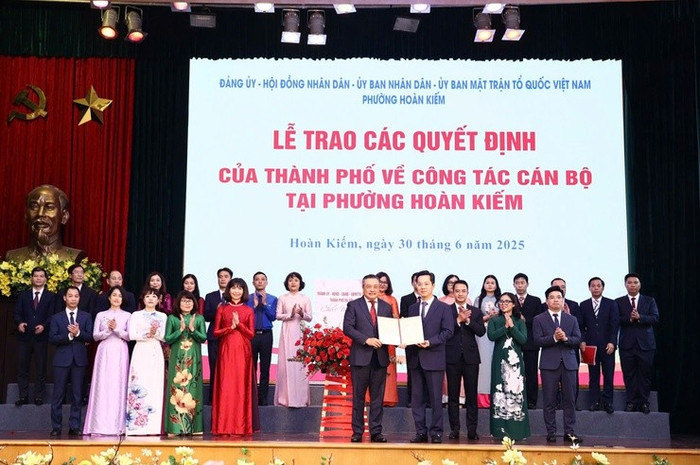 Chủ tịch Ủy ban nhân dân thành phố Hà Nội Trần Sỹ Thanh trao quyết định về chỉ định Ban Chấp hành Đảng bộ phường Hoàn Kiếm. Ảnh: hanoi.gov.vn. chu-tich-ubnd-thanh-pho-ha-noi-tran-sy-thanh-trao-quyet-dinh-ve-chi-dinh-ban-chap-hanh-dang-bo-phuong-hoan-kiem.jpg