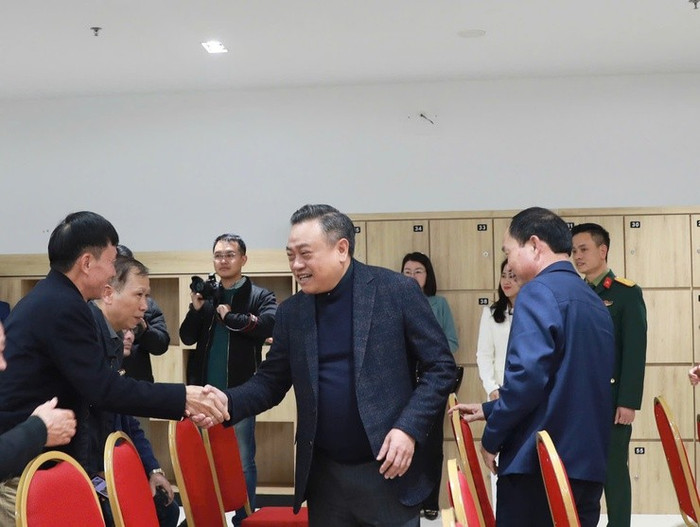 Chủ nhiệm Ủy ban Kiểm tra Trung ương Trần Sỹ Thanh trò chuyện, thăm hỏi các cử tri. Ảnh: hanoi.gov.vn.