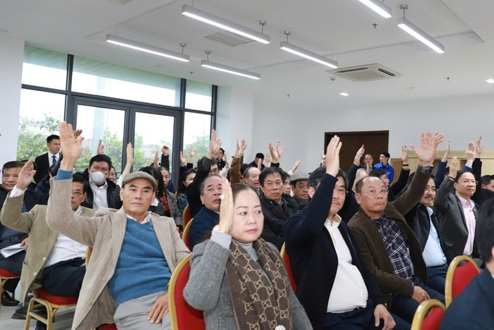 Cử tri biểu quyết nhất trí giới thiệu các đại biểu. Ảnh: hanoi.gov.vn.