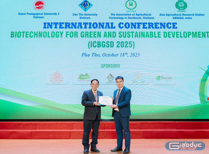 Phó Giáo sư, Tiến sĩ La Việt Hồng trao chứng nhận cho diễn giả - Giáo sư, Tiến sĩ Kasem Soytong. gdvn-dhl03325.jpg