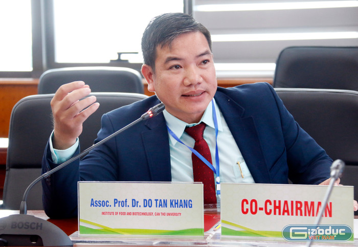 Phó Giáo sư, Tiến sĩ Đỗ Tấn Khang - Đại học Cần Thơ trao đổi với các báo cáo viên. gdvn-khang.jpg