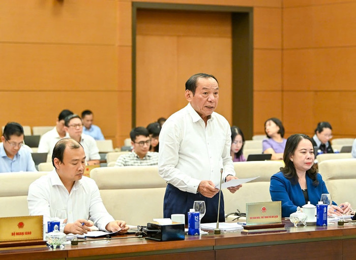 Bộ trưởng Nguyễn Văn Hùng trình bày những nội dung cơ bản của dự án Luật. Ảnh: baovanhoa.vn. Bộ trưởng Nguyễn Văn Hùng trình bày những nội dung cơ bản của dự án Luật. Ảnh: baovanhoa.vn.