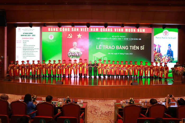 Lễ trao bằng tiến sĩ Viện Nghiên cứu khoa học Y dược lâm sàng 108 năm 2024. z6991520918078-a001959d6e384eca97e7dd6c857ec6f2.jpg