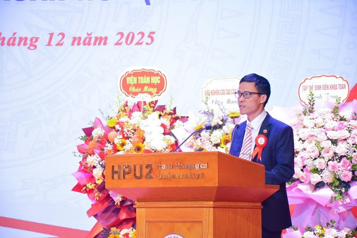 Tiến sĩ Trần Văn Bằng - Trưởng khoa Toán (Trường Đại học Sư phạm Hà Nội 2) phát biểu chào mừng tại buổi lễ.