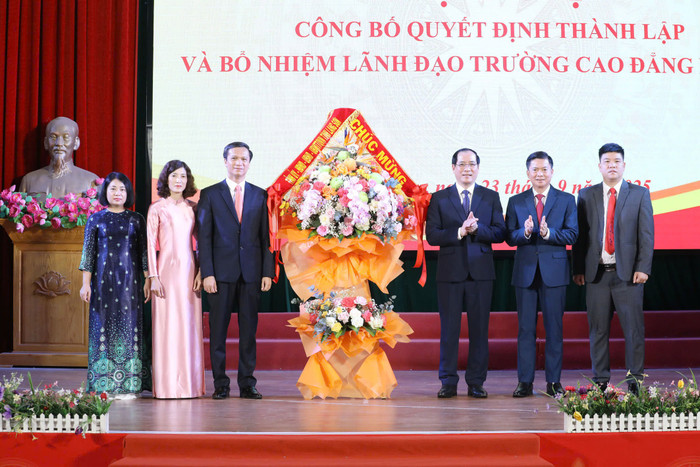 Lãnh đạo tỉnh Lạng Sơn tặng hoa chúc mừng Trường Cao đẳng Lạng Sơn. Ảnh: NTCC. z7041567786304-843cc0a7428bb6fe097c97b3d493a5b0.jpg