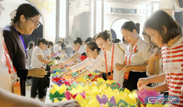 Công tác chuẩn bị cho nghi lễ “Thả đèn hoa đăng”. gdvn-thap.jpg